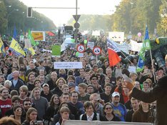 Eine Menschenmenge auf einer Demonstration ist abgebildet Eine Menschenmenge auf einer Demonstration ist abgebildet