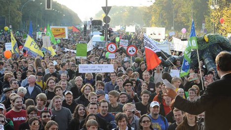 Eine Menschenmenge auf einer Demonstration ist abgebildet Eine Menschenmenge auf einer Demonstration ist abgebildet